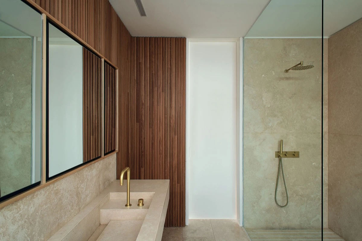 El arquitecto Jorge Muradas le dio al baño el mismo tratamiento del resto de la casa, para crear así un hilo conductor.  