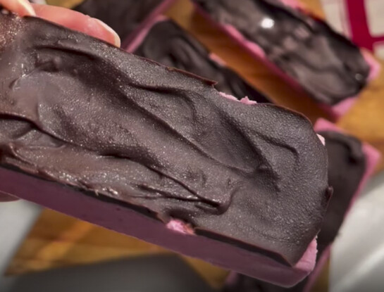 Barritas proteicas de frutilla y yogur: el snack dulce y saludable ideal para colación, merienda o postre