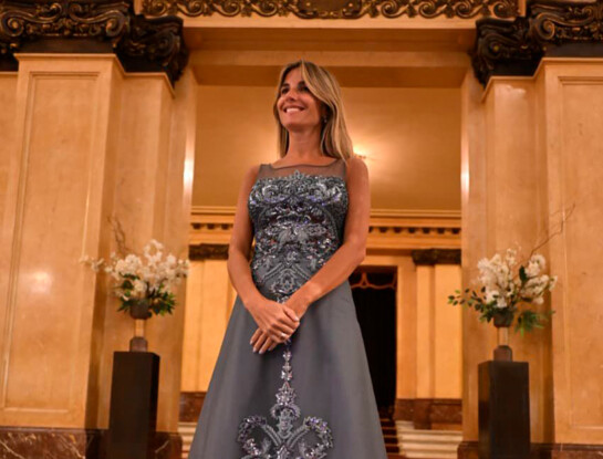 María Belén Ludueña deslumbró con su primer look de gala embarazada en el Teatro Colón