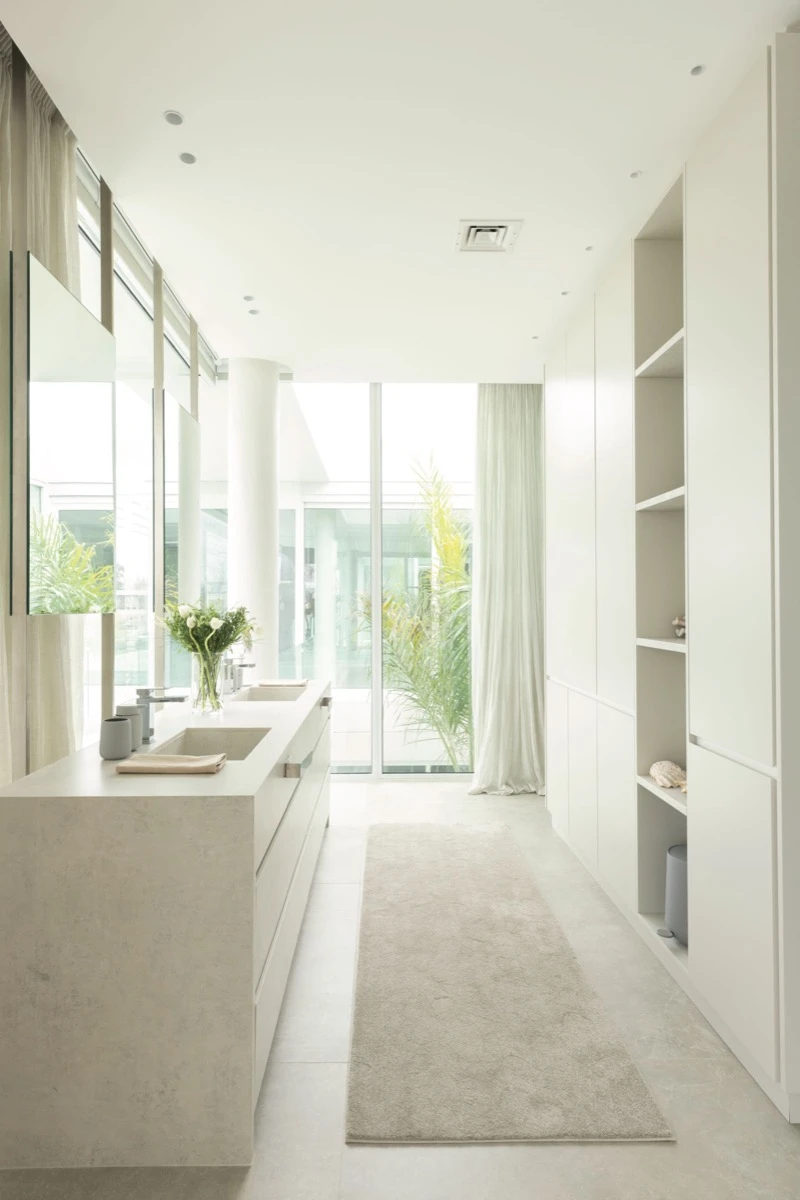 El espacio se baña de luz natural gracias a los ventanales de piso a techo