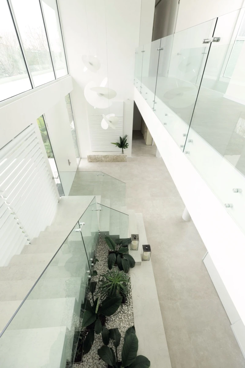 Los grandes ventanales conectan visual y sensorialmente con el exterior