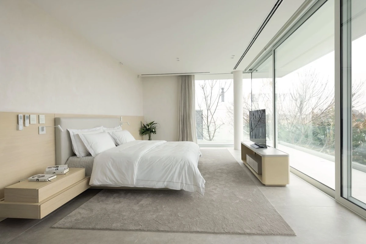 
El dormitorio principal, en tonos arena, piedra y blanco cálido. 