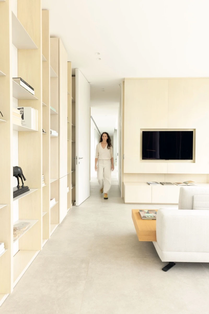 Una biblioteca XL -desde el pasillo de distribución hasta el escritorio-, el mobiliario estrella de la casa.  