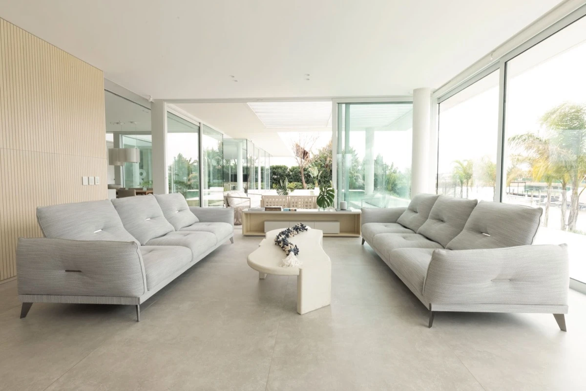 El quincho abierto y luminoso redefine la convivencia entre interior y exterior,