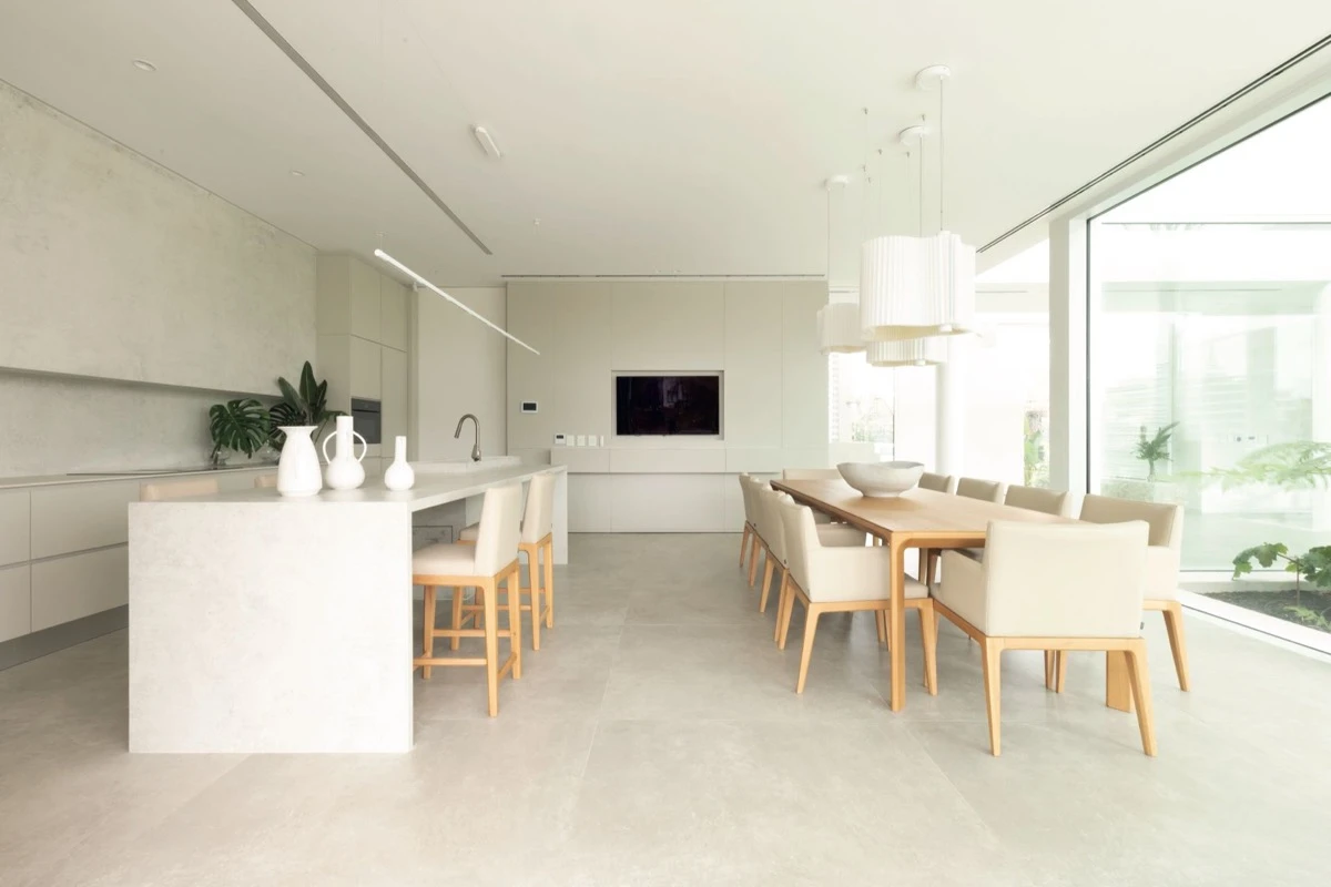 el comedor y la cocina de concepto abierto. 