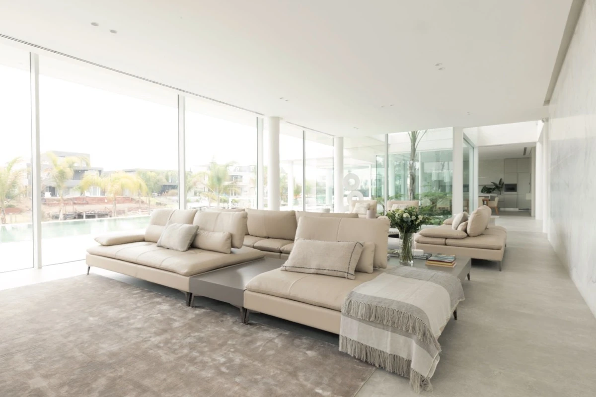 La elección de materiales nobles y una paleta cromática serena refuerzan la atmósfera de calma de esta propuesta.  