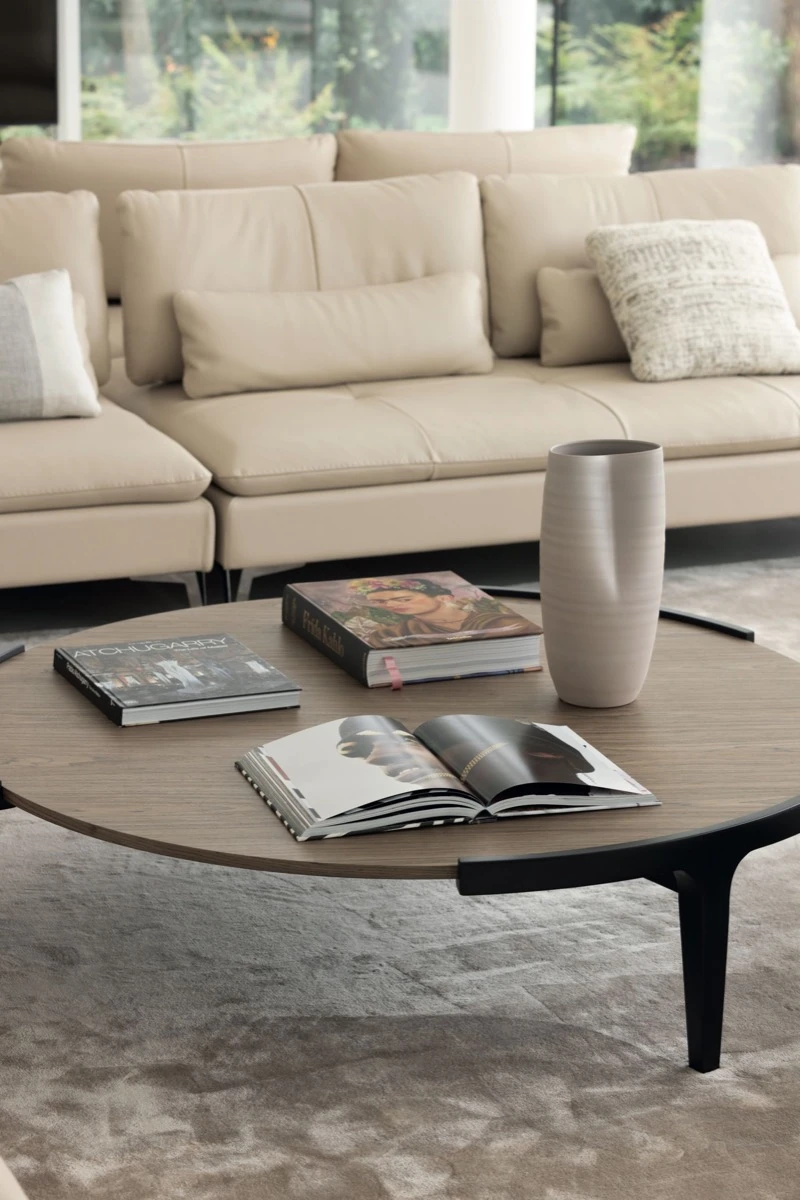 La mesa de arrime sobre las alfombras color piedra. 