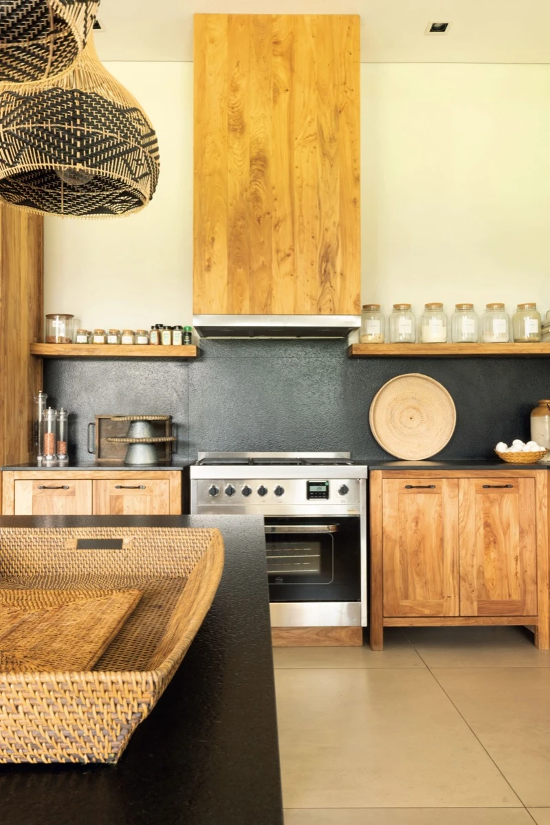 Cocina campestre con equipamiento y diseño contemporáneo.