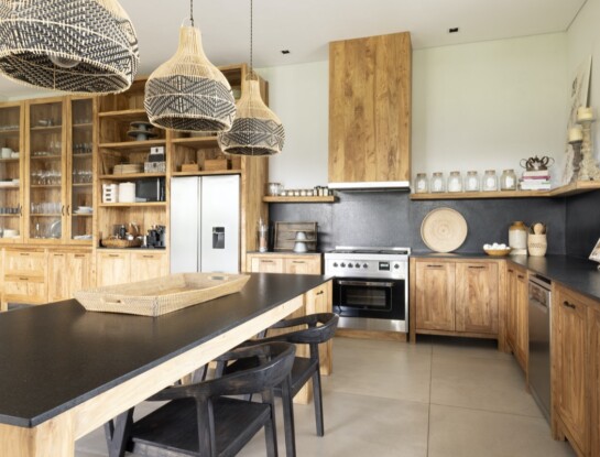 Una cocina con alma rural celebra la madera y el sabor artesanal de la decoración  