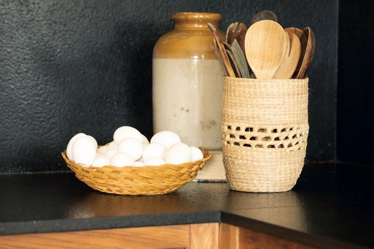 “Los accesorios de ratán, junto con todos los elementos de madera, refuerzan esa atmósfera hogareña y rústica”, define su dueña.