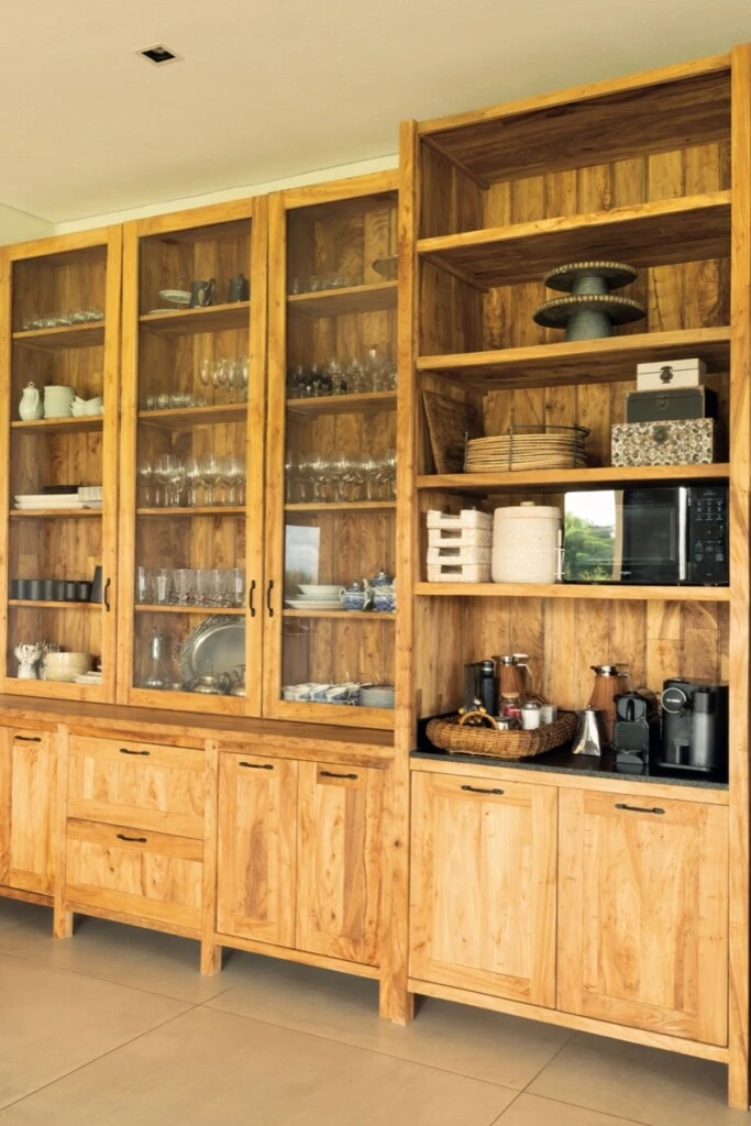 La madera de castaño es protagonista, presente sobre la profusión de muebles bajomesada y la línea de vajilleros.