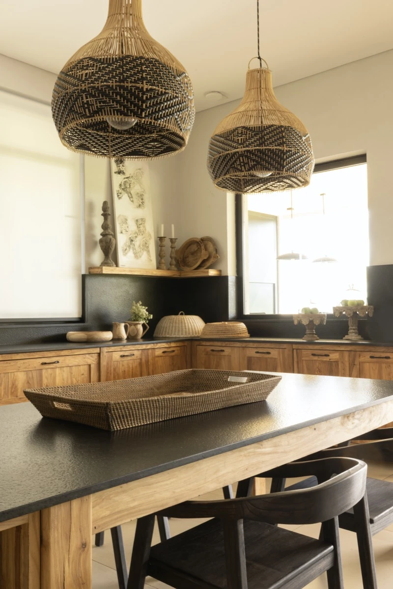 La cocina fusiona la elegancia del granito negro con la calidez del castaño.