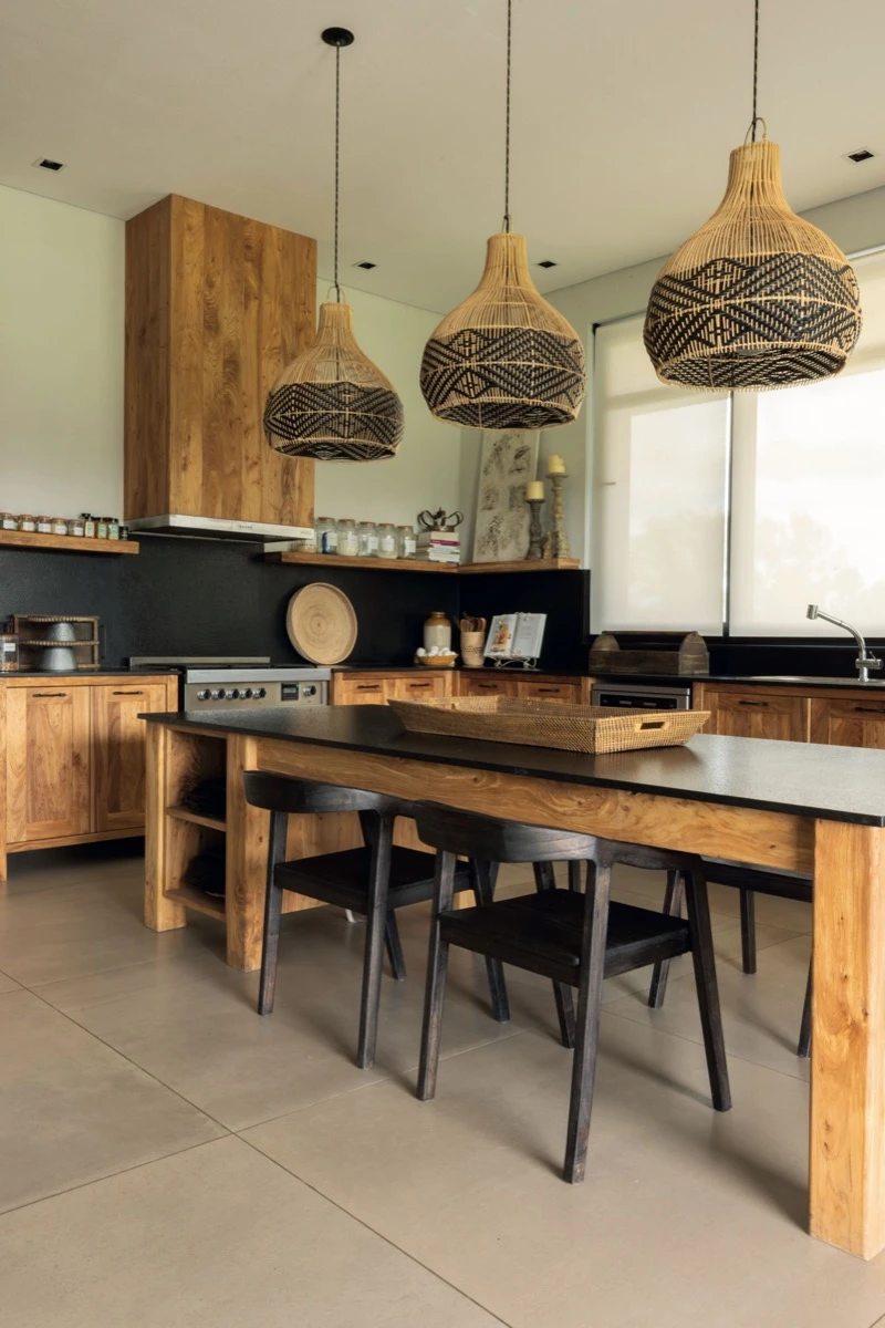 tres lámparas de fibras trenzadas con patrones geométricos también en negro.