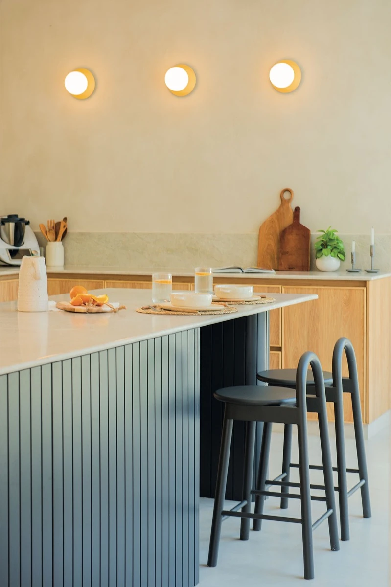 La isla con estriado vertical tiene cuerpo revestido en madera varillada. 