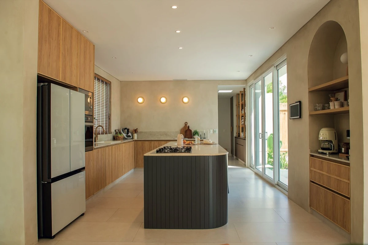 La cocina diseñada por Sabrina Aides y Paula Muschietti inspira con simpleza y naturalidad.  