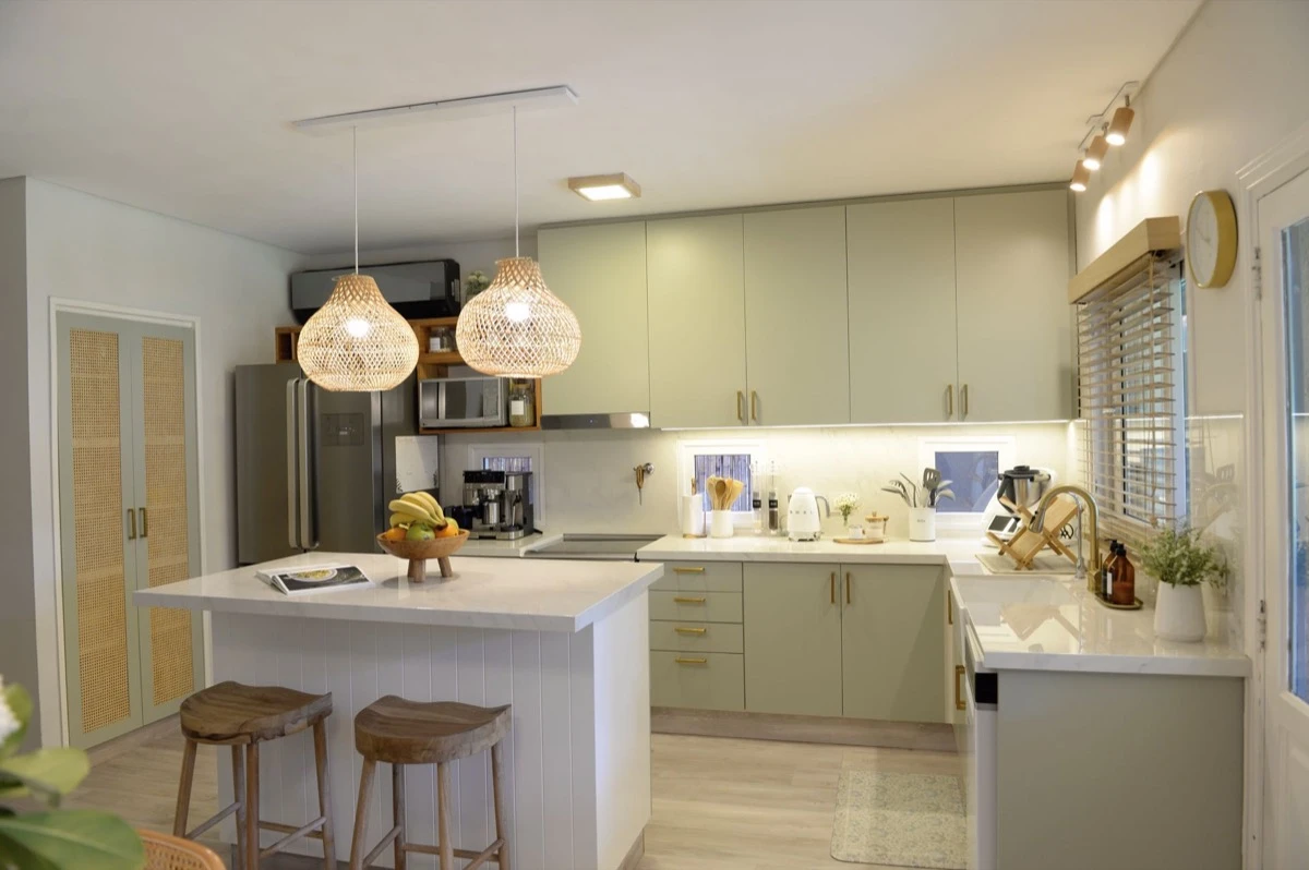 El mix de verde pistacho suave y maderas claras definen el estilo nórdico contemporáneo.