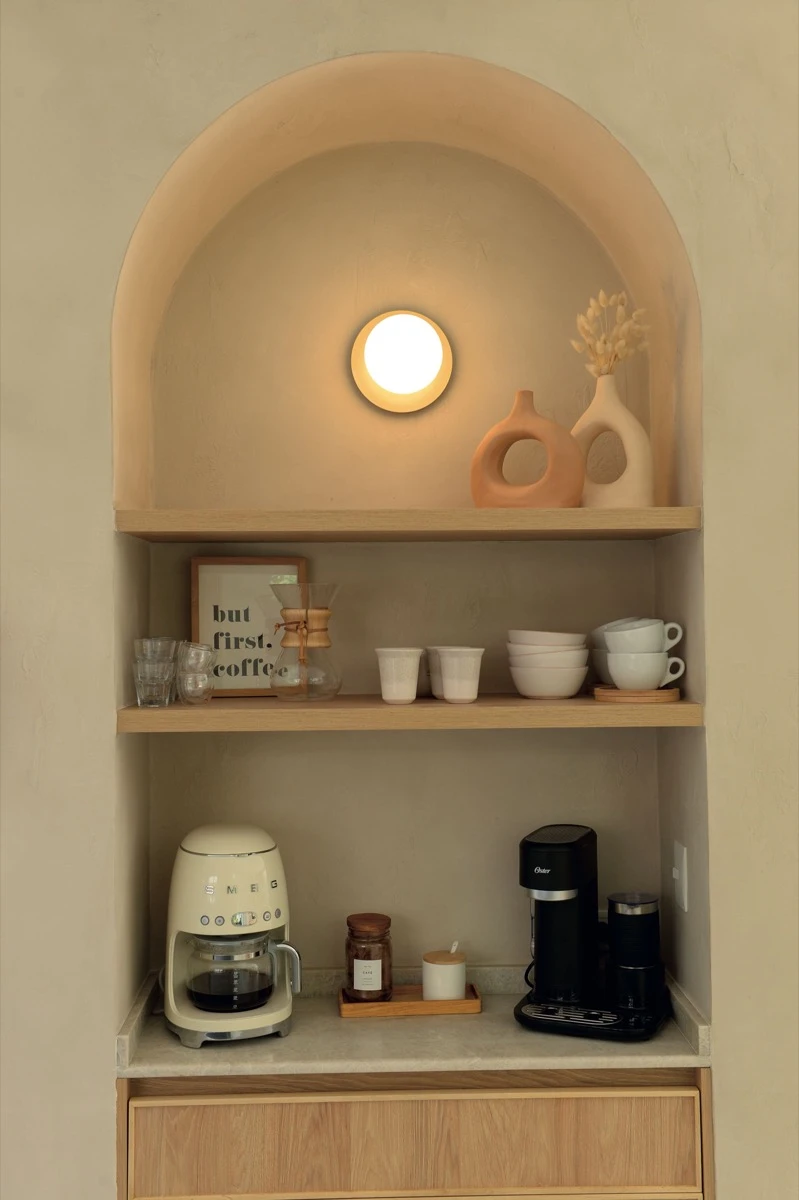 En uno de los arcos con espacio de guardado, ¡ek rincón de café! 