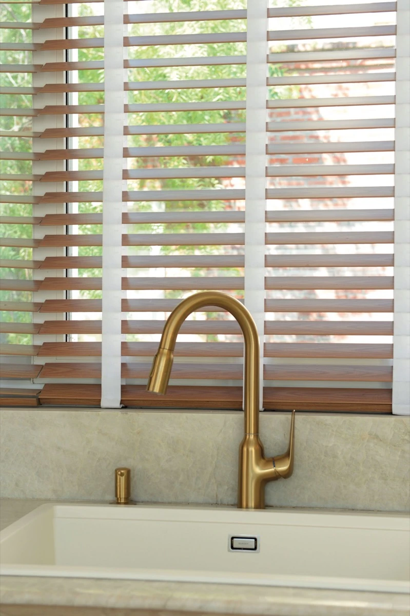 La grifería dorada, un toque de brillo y singularidad. 