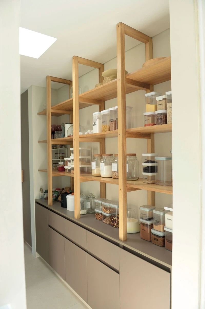 El vajillero combina melanina y madera de kiri maciza.  