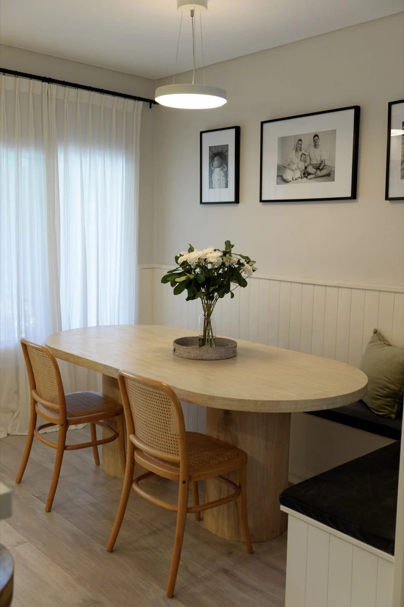 Para el comedor diario se optó por una mesa ovalada en paraíso lustrado blanco