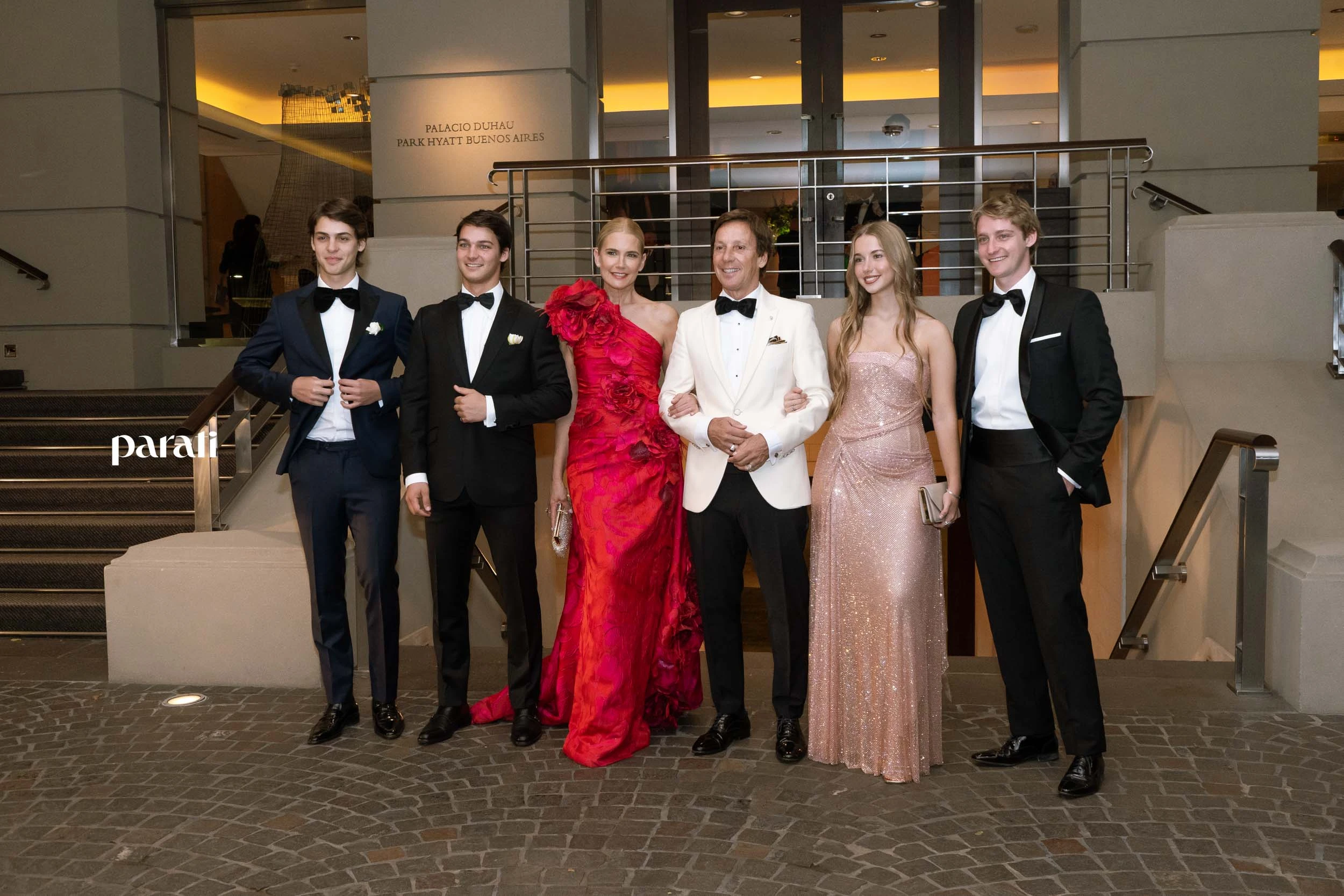 Valeria Mazza y Alejandro Gravier, con sus cuatro hijos, Benicio, Tiziano, Taína y Baltazar.