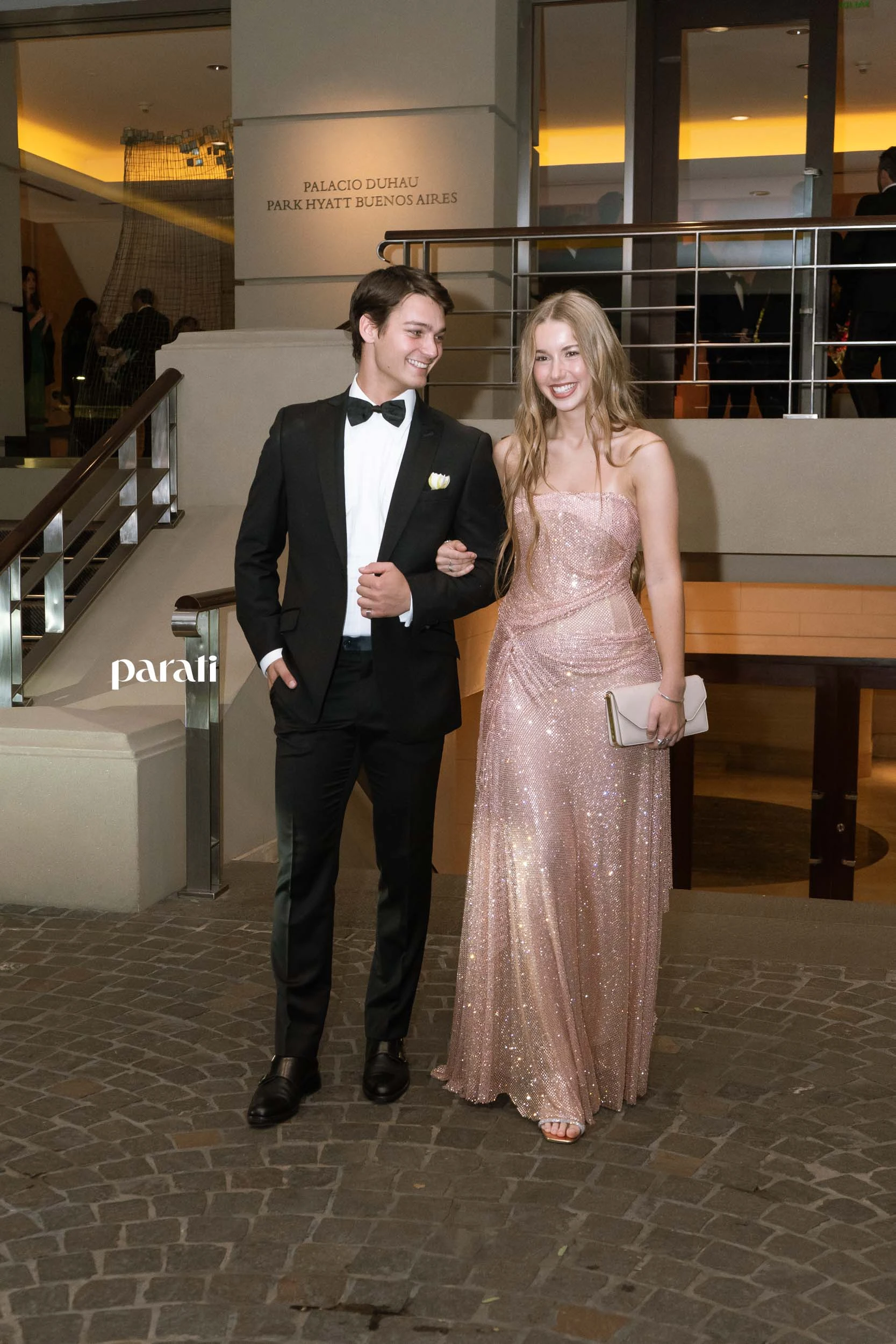 Taina Gravier llegó a la gala del brazo de su hermano Tiziano. 