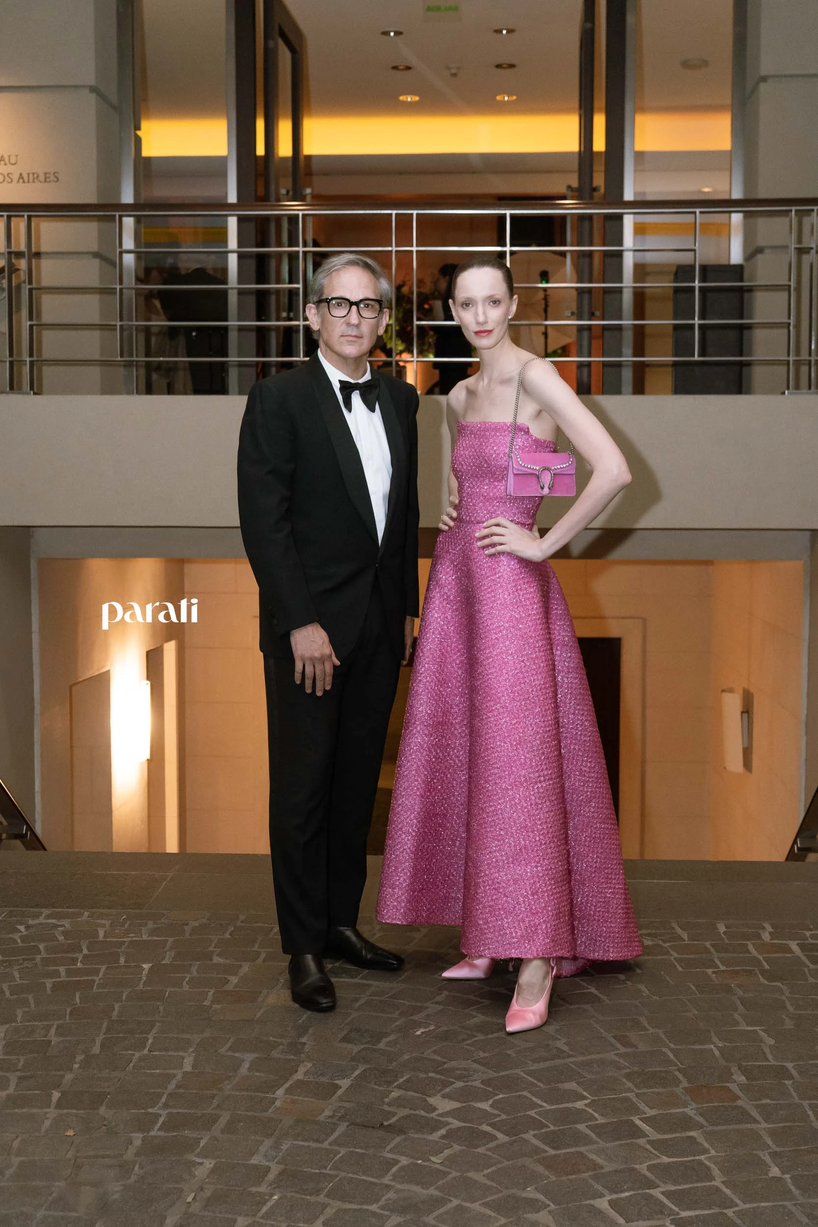 El diseñador Adrián Brown junto a su musa, la top model Milagros Schmoll.