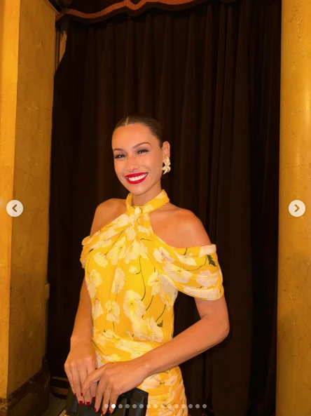 La fórmula de Pampita para combinar un vestido estampado (y que resulte chic)