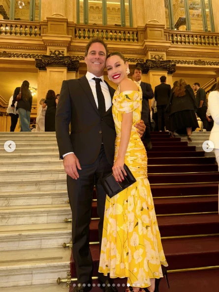 La fórmula de Pampita para combinar un vestido estampado (y que resulte chic)