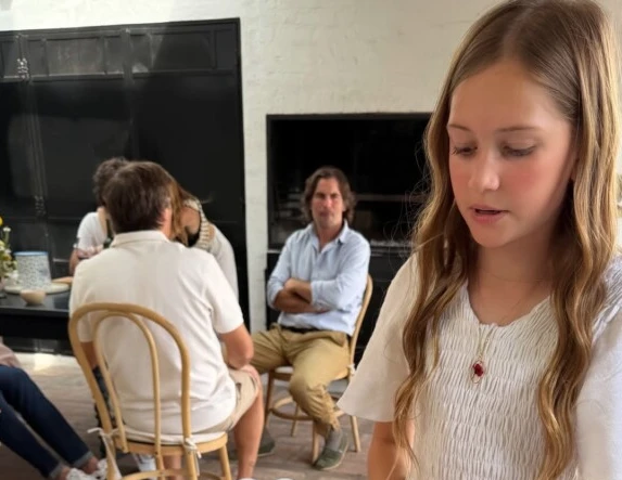 Jakob von Plessen en el festejo de la comunión de su hija Malaika. 