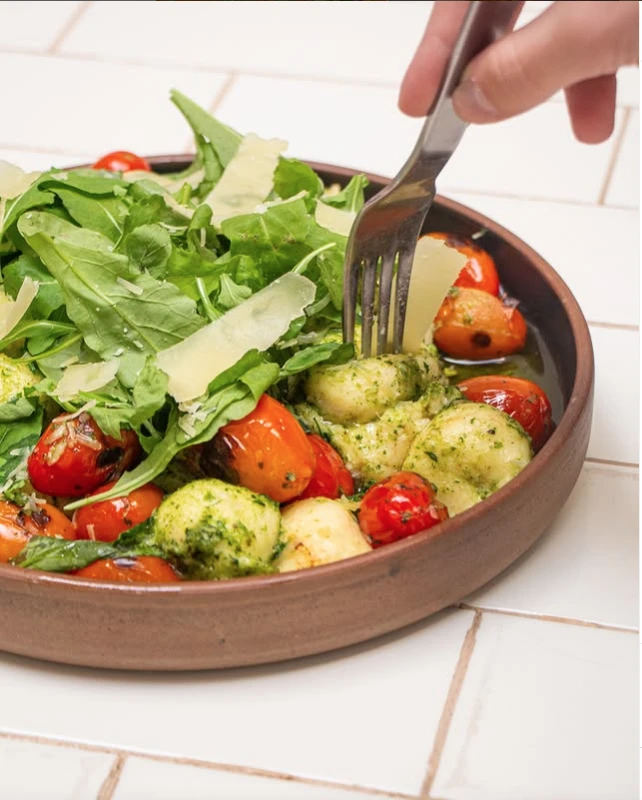 Ñoquis de ricota con pesto de rúcula