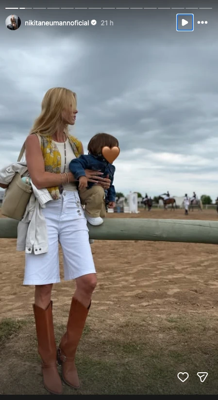 Nicole adoptó unas bermudas de jean blancas. 