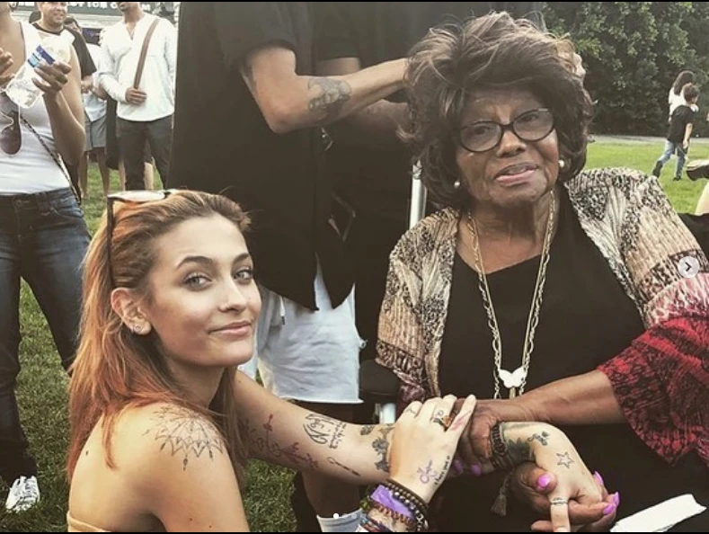 Con su abuela Katherine Jackson quién la crió luego del fallecimiento del artista.