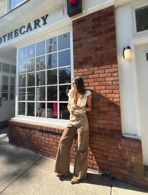 Look de Pampita con jeans con cintura desflecada.