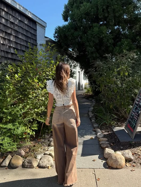 Look de Pampita con jeans con cintura desflecada.