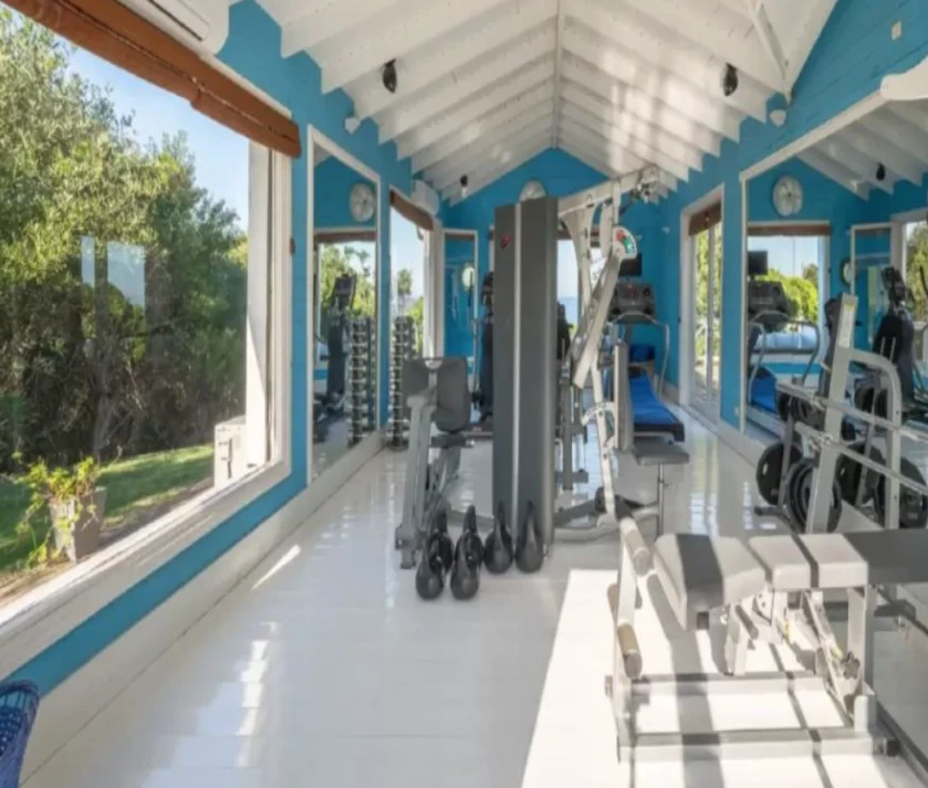 La casa tiene gimnasio