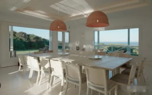 Uno de los comedores con vista al parque