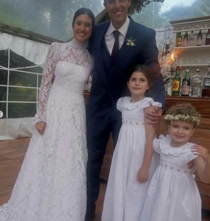 Los novios junto a Isabel Macedo y el padrino ex gobernador de Salta. 