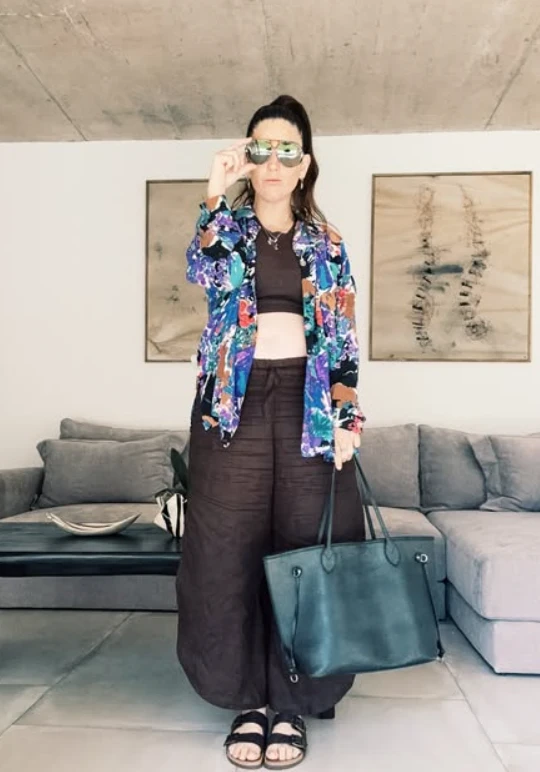 Look de Juana Repetto con pantalón de lino marrón.