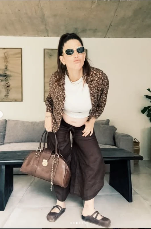 Look de Juana Repetto con pantalón de lino marrón.