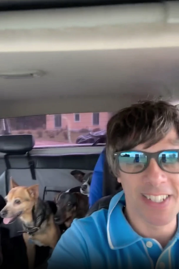 Así es la casa de campo de Robertito Funes Ugarte: un refugio pet-friendly diseñado para convivir con sus 10 perros rescatados