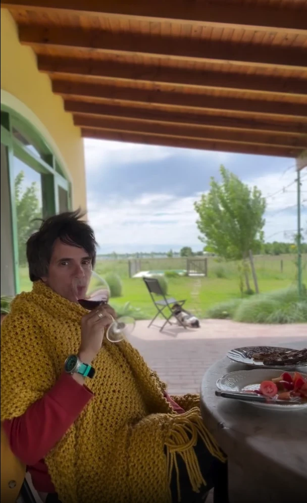 Así es la casa de campo de Robertito Funes Ugarte: un refugio pet-friendly diseñado para convivir con sus 10 perros rescatados