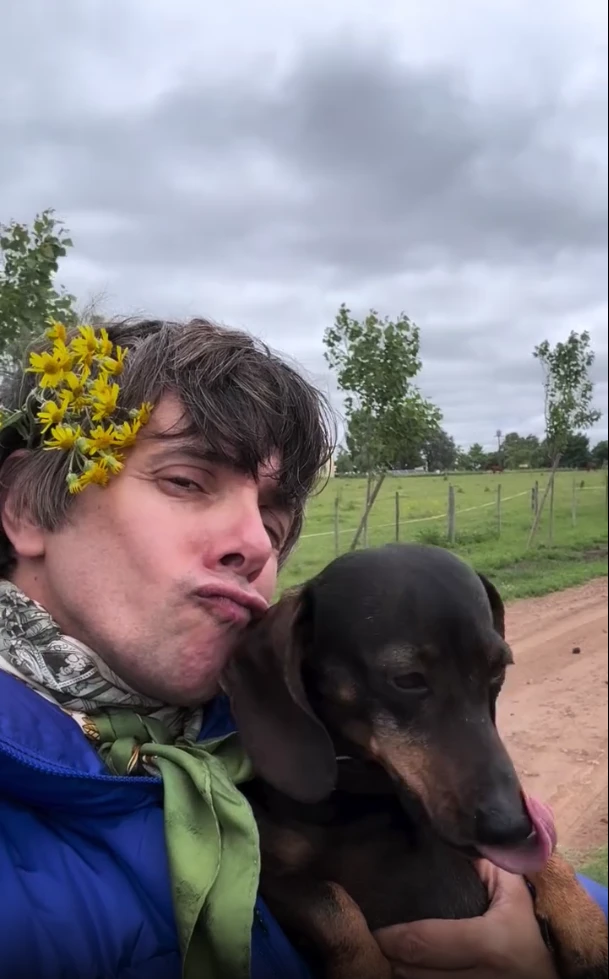 Así es la casa de campo de Robertito Funes Ugarte: un refugio pet-friendly diseñado para convivir con sus 10 perros rescatados