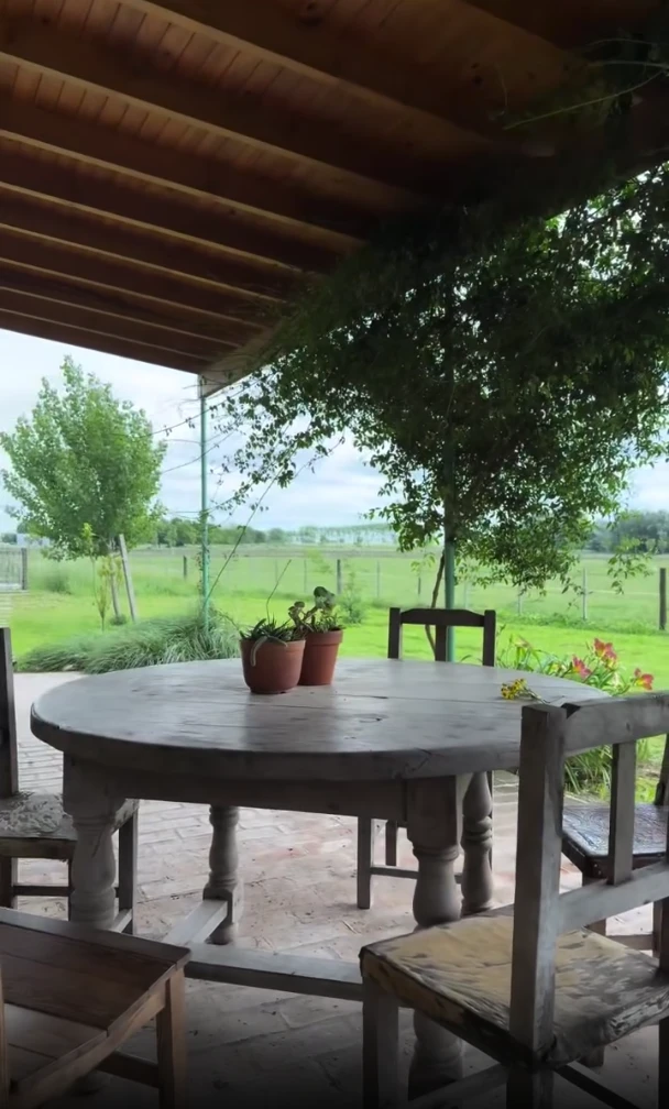 Así es la casa de campo de Robertito Funes Ugarte: un refugio pet-friendly diseñado para convivir con sus 10 perros rescatados