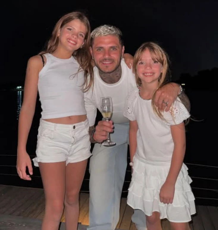 Mauro Icardi junto a sus hijas Fran e Isa.