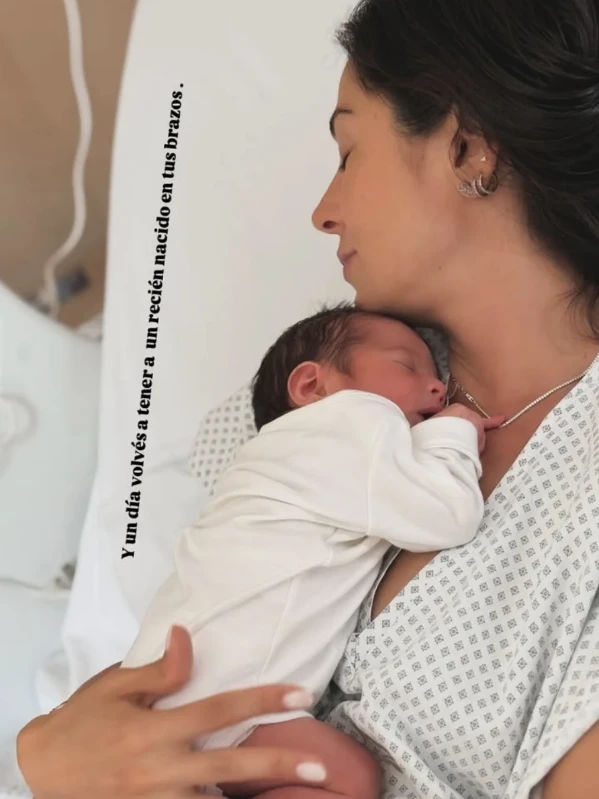 La China Ansa con su bebé recién nacido. Ahora atraviesa un duro puerperio.