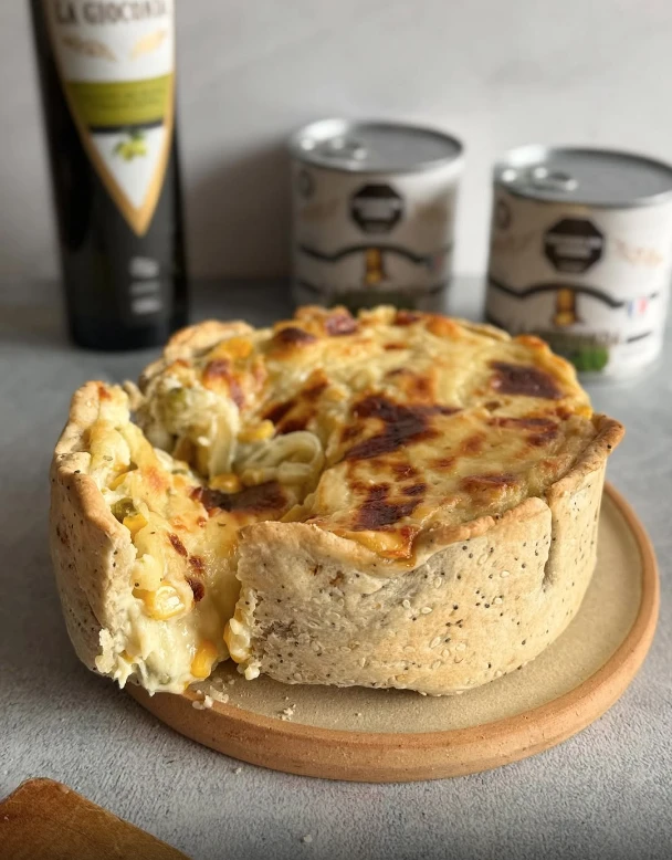 Tarta de choclo, arvejas y salsa blanca