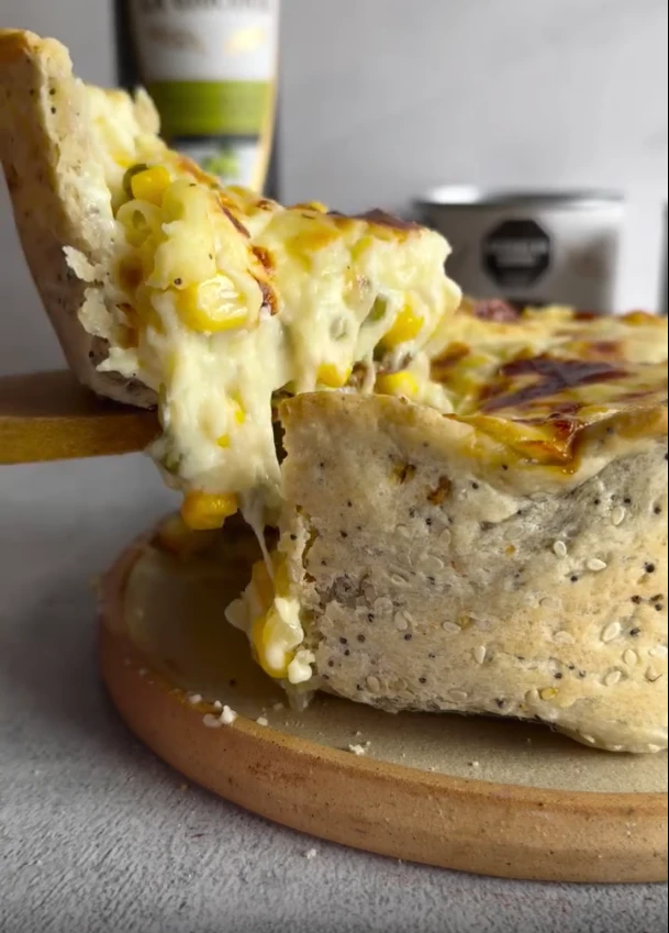 Tarta de choclo, arvejas y salsa blanca