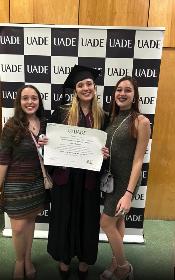 Mía Pallares se recibió de traductora en la UADE