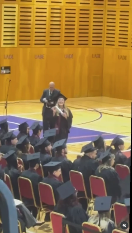 Mía Pallares se recibió de traductora en la UADE